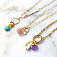 Schmucksets Ohrringen und Halsketten machen mit Anhängern aus Naturstein