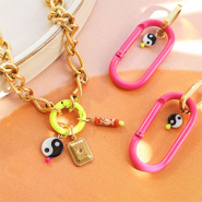 Schmucksets So binden Sie buntes Zubehör in eine Schmuckkollektion ein.