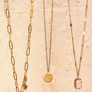 Schmucksets Ideen fuer eine Kollektion mit Ketten aus Edelstahl