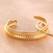 Schmucksets So kombinieren Sie Edelstahl-Armreifen mit selbstgemachten Armbändern