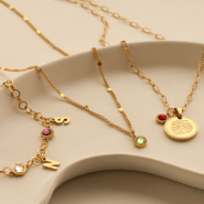 Schmucksets Armbänder und Ringe mit Geburtssteinen gestaltet