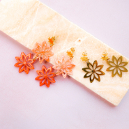 Schmucksets Sommerliche Blumenohrringe aus Resin- und Edelstahlanhaengern