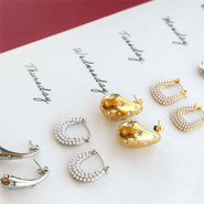 Schmucksets Neue Serie stilvoller Ohrringe aus Edelstahl entdecken