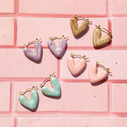 Schmucksets Facettperlenketten und Herzohrringe bringen Farbe ins Design