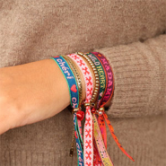 Schmucksets BY31®-Band mit Text setzt sich in Szene 