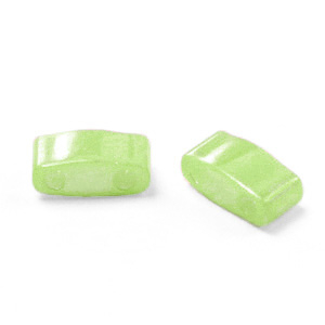 Miyuki Perlen half tila 5x2.3mm Opaque luster chartreuse green HTL-439