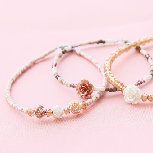 Minimalistischer Blumen Schmuck mit Rosen Perlen und Daisy Blumen Perlen