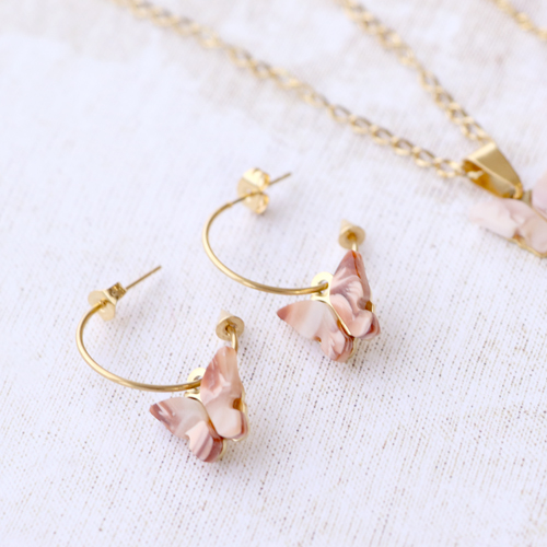 Sehen Sie hier, wie Sie mit den Resin Schmetterling Anh&auml;nger selbst trendigen Schmuck herstellen k&ouml;nnen