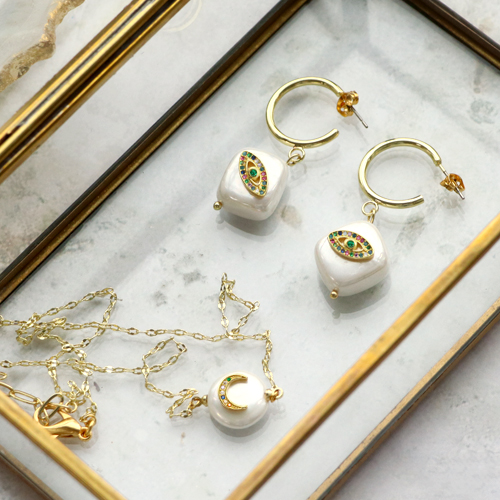 Werden Sie kreativ mit den Muschel Pearl Shine Anh&auml;ngern, Perlen und Zwischenst&uuml;cken kombiniert mit den Zirkonia Brass Elements 