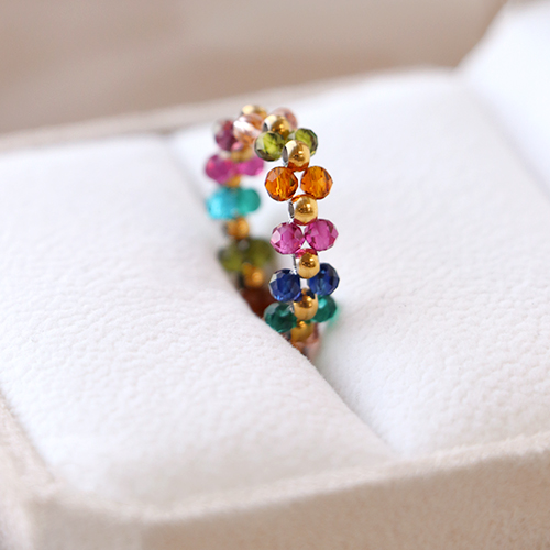 Verspielte Ringe mit runden facettierten Natursteinperlenimitationen