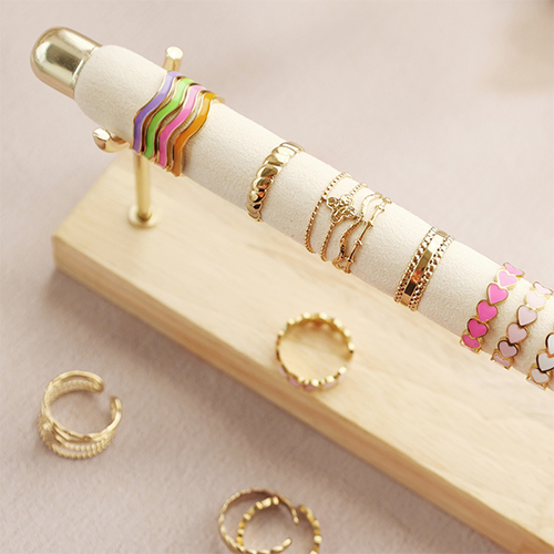 Schmuckdisplays bef&uuml;llt mit verschiedenen Ringen