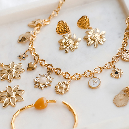 Kreative Designideen f&uuml;r Schmuck im Blumenanh&auml;ngern