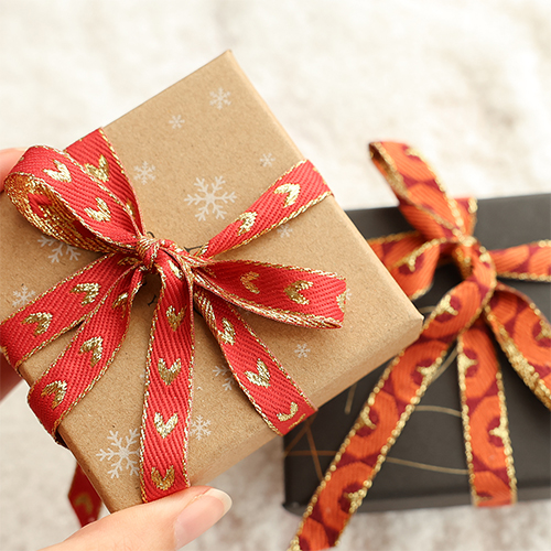 Schmuckb&auml;nder machen Armb&auml;nder, Schl&uuml;sselanh&auml;nger und Geschenke einzigartig