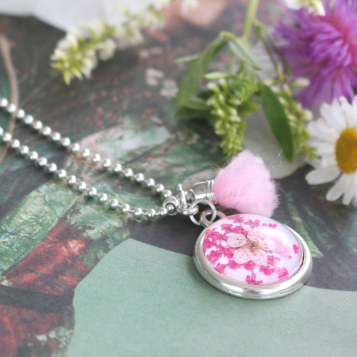 Cabochons mit getrockneten Blumen machen Ihren Schmuck fr&ouml;hlich und Sie nat&uuml;rlich auch!