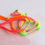 Schmuck mit Neon-Trendartikeln gestalten