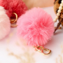 Accessoire-Designs mit flauschige Pompom-Anh&auml;ngern als Blickfang