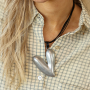 Statement-Look mit Leder und Anh&auml;ngern gestalten   