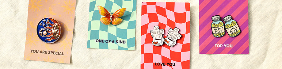 Jetzt shoppen! Broschen und Pins in verspielten Designs Jetzt shoppen! Broschen und Pins in verspielten Designs