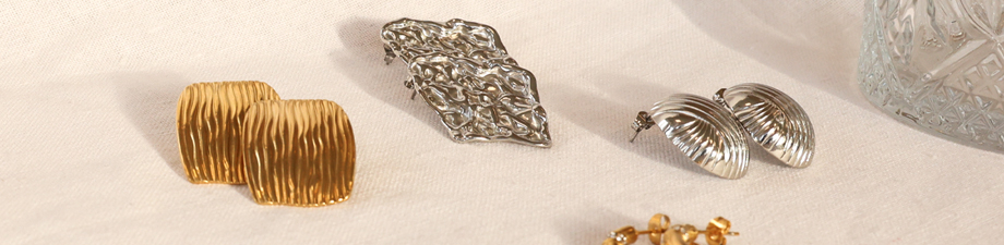 Neue gl&auml;nzende Schmuckst&uuml;cke aus Edelstahl