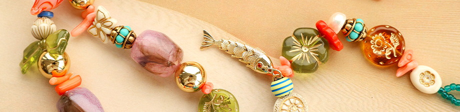 Neue Serie Acrylperlen mit goldfarbenen Akzenten