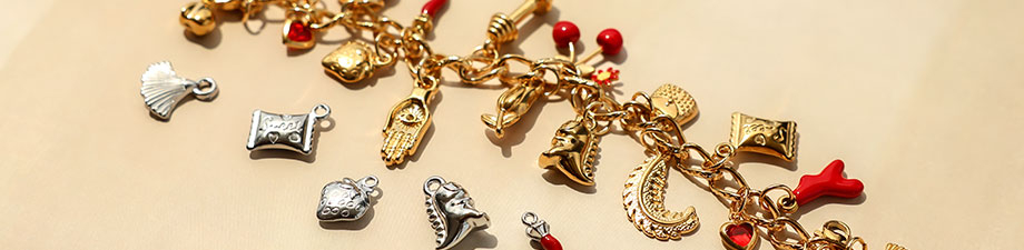 Anh&auml;nger aus Edelstahl mit trendigen Farbakzenten