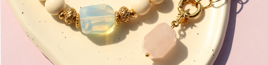 Serie mit charaktervollen Naturstein-Perlen und Anhängern Serie mit charaktervollen Naturstein-Perlen und Anhängern