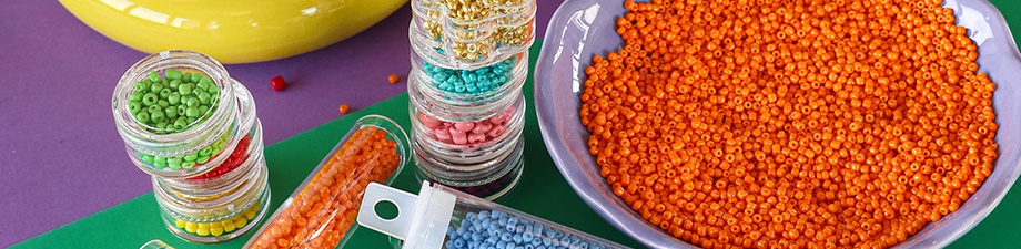 Bunte Glasperlen-Rocailles-Serie